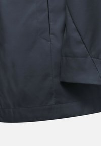 Tejido ligero de color gris oscuro con una textura suave. Cuenta con un bolsillo lateral y un dobladillo estructurado, diseñado para la funcionalidad y la comodidad.