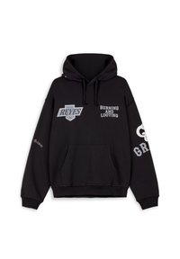 Sudadera negra de mezcla de algodón, con un bolsillo tipo canguro en la parte frontal y estampados gráficos que dicen "REYES" y "QUEMANDO Y SAQUEANDO."