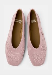 Bailarinas de tela rosa con bordado floral, punta redondeada y un suave forro interior. Nombres de marcas "Camper" y "Twins" visibles en el interior.