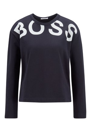 Granatowa koszulka z długim rękawem i okrągłym dekoltem z dużymi białymi literami "BOSS" nadrukowanymi na górnej części klatki piersiowej i ramionach.
