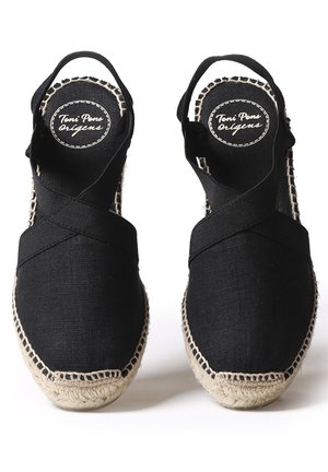 Sandali espadrillas in tessuto nero con suole intrecciate in juta e cinturini incrociati, visti dall'alto, con marchio interno "Toni Pons orígens".