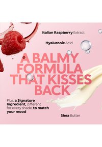 Des éclaboussures de framboise et de crème mettent en valeur les ingrédients Extrait de Framboise Italienne, Acide Hyaluronique et Beurre de Karité avec « Une formule balsamique qui rend le baiser. »