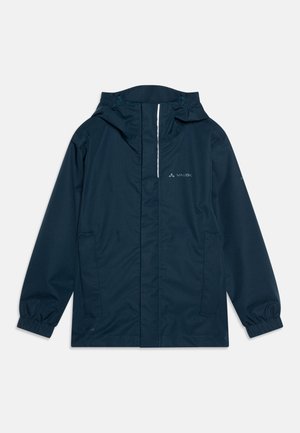 Marineblauwe waterdichte jas met capuchon, voorrits en elastische manchetten. Beschikt over twee zijzakken en een logo op de borst.