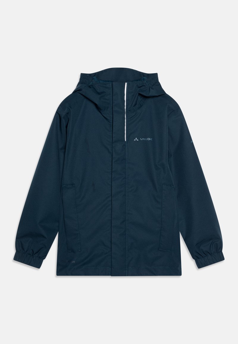 Navy blå vanntett jakke med hette, frontlomme og elastiske mansjetter. Har to sidelommer og en logo på brystet.