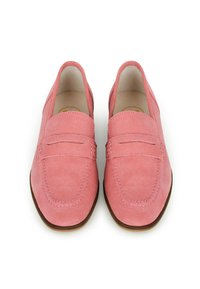 Roze suède instappers met gestikte details en een ronde neus. Glad oppervlak, platte zool en een laag profiel ontwerp.