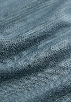 Tejido azul con un tejido texturizado, que presenta sutiles arrugas y un suave brillo. El material parece ligero y finamente detallado.