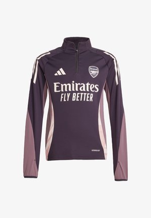 Lila langärmliges Sportoberteil mit einem halben Reißverschluss, weißen Sponsor-Logos und seitlichen Einsätzen mit einem helleren lila geometrischen Muster.