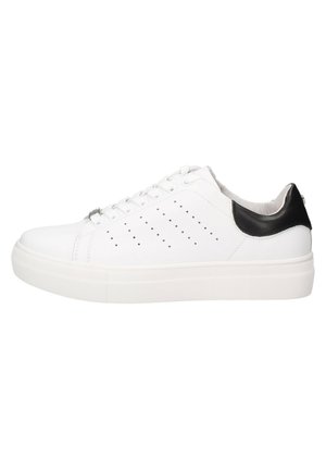 Sneaker bianca in pelle con suola texturizzata bianca, accentuazione nera sul tallone e design perforato sui lati. Punta rotonda e chiusura con lacci.