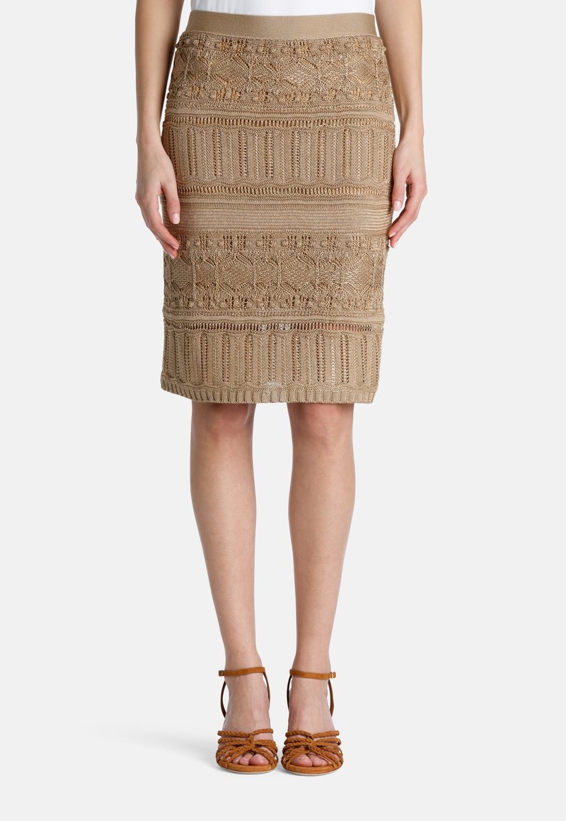 Beige gebreide kokerrok met textuurpatronen. Heeft een brede tailleband en verfijnde details in horizontale banden.