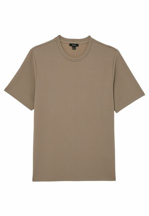 Rövid ujjú, világosbarna struktúrált, kerek nyakú póló fehér háttéren, elölről nézve, a gallér belső címkéjével.