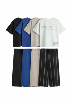 Vier Sets legerer Hemden mit kurzen Ärmeln und passenden weiten Hosen in Schwarz, Blau, Beige und Schwarz mit weißen Streifen, nebeneinander angeordnet.