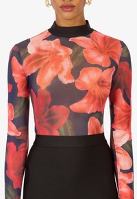 Langärmeliger Body aus durchsichtiger Stoff mit großen roten und rosa Blumenmustern auf dunklem Hintergrund, ergänzt durch einen schwarzen hohen Kragen.