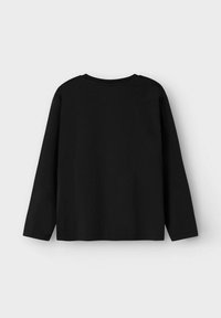 Schwarzes Langarmshirt aus weichem Stoff, mit rundem Ausschnitt, überschnittenen Schultern und einem lockeren Schnitt ohne sichtbare Details.