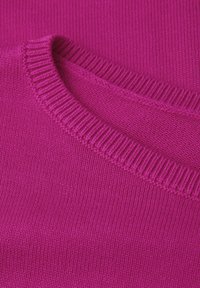 Fuchsia Strickpullover mit geripptem Rundhalsausschnitt, glatter Textur und nahtlosem Design, das gleichmäßige Nähte und lebendige Farben präsentiert.