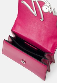 KARL LAGERFELD SIGNATURE - Rokassoma - persian red