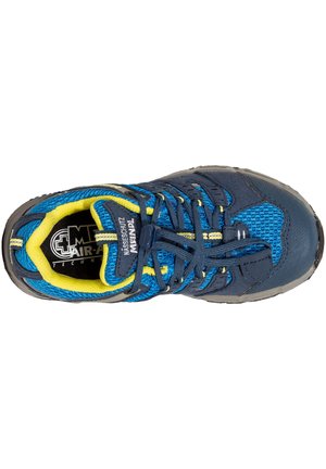 Marineblaue Sportschuhe mit Mesh-Obermaterial, gelben Akzenten und schwarzem Außensohle. Verfügt über ein sicheres Schnürsystem und einen gepolsterten Schaft für zusätzlichen Komfort.