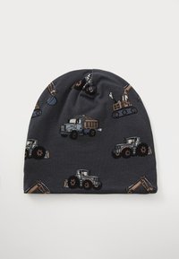 Beanie grigio scuro con grafiche di vari veicoli da costruzione. Tessuto morbido con vestibilità aderente. Il design include camion e escavatori in diversi colori.