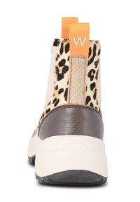 Ankle čizme s leopard uzorkom izrađene od bež kože i smeškanih kožnih detalja, s narančastim povlačnim trakama i teksturiranim materijalom na stranama.
