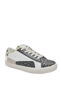 Baskets avec une tige en cuir blanc, un accent en textile gris, un bout en paillettes argentées et une semelle en caoutchouc texturé. Lacées avec des lacets beige clair.