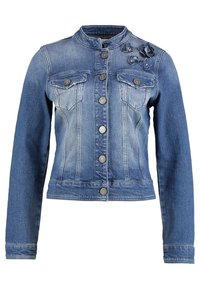 Džínová bunda ve vybledlé modré barvě s dlouhými rukávy, stojáčkovým límcem, zapínáním na knoflíky vpředu a květinovými aplikacemi na levém rameni.