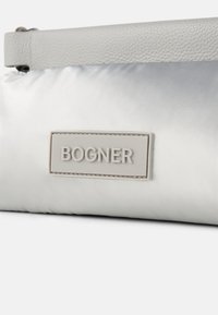 Borsa in pelle grigia e satin con texture liscia, forma rettangolare e logo BOGNER su una toppa grigia.