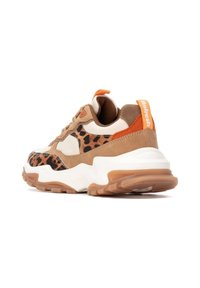 Zapatillas chunky que presentan una mezcla de ante beige y estampado de leopardo, con acentos en naranja y una suela de goma con un agarre texturizado.