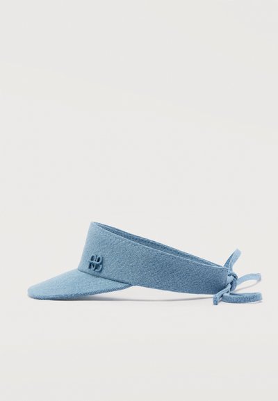 Φωτεινό μπλε υφασμάτινο καπέλο με μικρό κεντημένο λογότυπο στο μπροστινό μέρος και ρυθμιζόμενο κλείσιμο με κορδόνι στο πίσω μέρος.