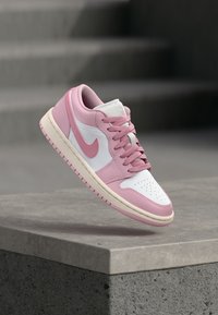 Nepasirinkta, iced carmine/white/elemental pink/sail