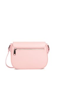 Borsa a tracolla in pelle rosa con design piatto, tasca frontale con zip e una lunga tracolla regolabile. Texture liscia e bordi arrotondati.