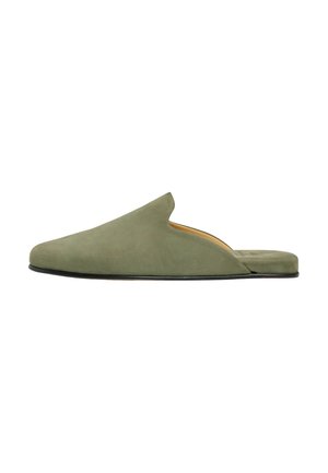 Olivengrøn ruskind slip-on mule med lukket rundet tå og flad sort sål, vist fra siden på en hvid baggrund.
