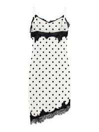 Robe nuisette blanche à pois noirs, fines bretelles et bordure en dentelle noire le long de l'encolure et de l'ourlet.