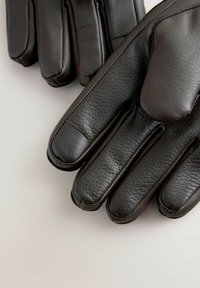 Schwarze Lederhandschuhe mit glatter Oberfläche, die über drei verschiedene Fingerabschnitte und eine weich verarbeitete Manschettenkante verfügen. Keine sichtbare Markenkennzeichnung.