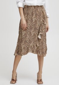 Bloemige midi-rok in bruin en crème met een gerimpelde zoom, voorzien van een gathered tailleband en een losse pasvorm voor comfort.