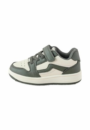 Baskets grises et blanches pour enfant avec lacets et fermeture à scratch, dotées d'une semelle en caoutchouc et d'un col rembourré.