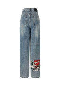 Lyseblå brede jeans lavet af denim, prydet med et rødt hjerte- og kraniegrafik samt tekst, sammen med detalje i baglommens syning.