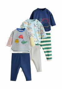 Ensemble de vêtements pour enfants comprenant quatre pièces, avec différentes couleurs et motifs : hauts rayés et à motifs, leggings unis et rayés en tissus doux.