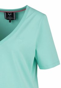 Lichtgroen v-hals t-shirt van zachte katoen met korte mouwen. Bevat een subtiel reliëflogo op de borst en een gestreepte halslijn.