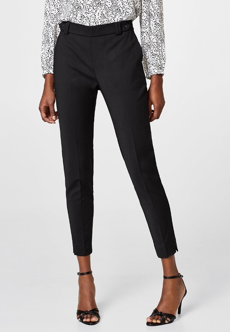 Svarta skräddarsydda byxor med slim fit och avsmalnande anklar, med en slät textur och bältesöglor. Bärs med en mönstrad blus och svarta klackar.