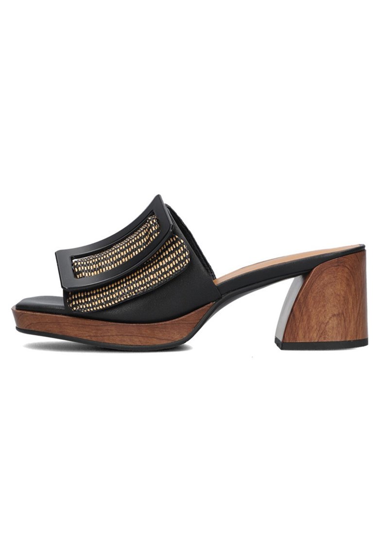 Zwarte sandalen met hoge hakken van hout, voorzien van een geweven bovenkant en een gebogen band, die textuur en contrast benadrukken.