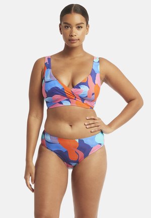 Kleurrijke bikini set met een wikkelstijl top met brede banden en een hoogtaille broekje, in een patroon van blauw, roze en oranje.