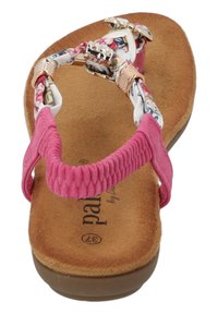 Infradito rosa con una cintura texture, dettagli floreali e un sottopiede imbottito simile al camoscio. Design leggero e casual.