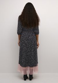 Maxi šaty v šedé barvě s leopardím potiskem, s plisovanými růžovými detaily na spodním lemu a elastickým pasem, s tříčtvrtečními rukávy.