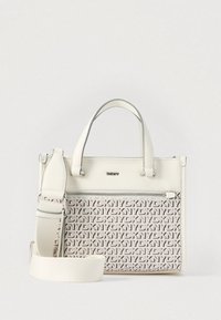 Balta DKNY odinė rankinė su viršutinėmis rankenomis, priekyje užtrauktuko kišenė ir nuimamas platus peties dirželis, ant kurio įspaustas DKNY logotipo raštas.