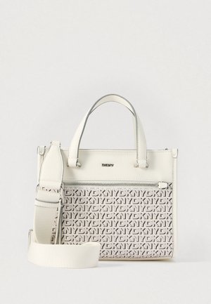 Sac à main en cuir blanc DKNY avec poignées supérieures, poche zippée avant, et bandoulière large amovible embossée du motif logo DKNY.