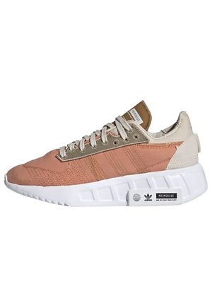 Zapatilla Adidas de caña baja en rosa apagado y beige con suela blanca gruesa, parte superior de tela y cordones, con etiqueta "PRIMEBLUE" en la suela.