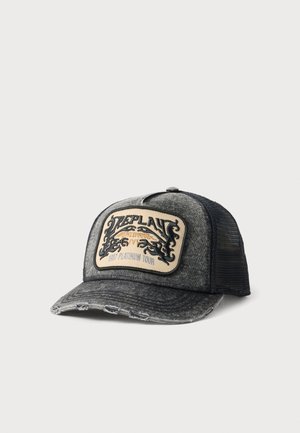 Dunkelgraue, abgenutzte Baseballkappe mit schwarzem Mesh-Rücken und beigefarbenem Patch mit dekorativem Text und Design auf dem Frontpanel.