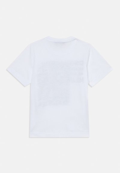 Camiseta de algodón blanca de manga corta y cuello redondo, con un ligero estampado gráfico en la parte posterior. Textura suave y ajuste estándar.