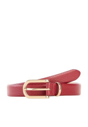 Ceinture en cuir rouge texturé avec une boucle rectangulaire dorée brillante et une boucle de ceinture dorée assortie sur fond blanc.