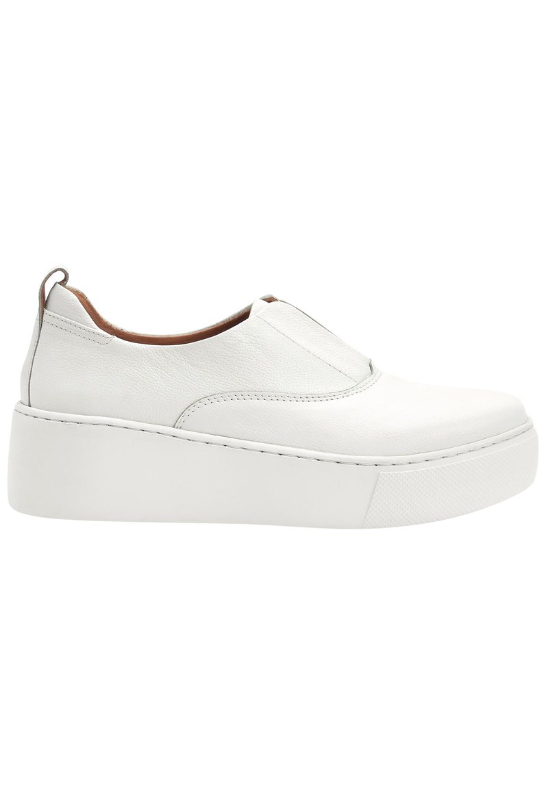 Chaussures blanches en cuir à enfiler avec une semelle plateforme blanche épaisse, présentant des détails de couture subtils et une texture douce. Design lisse et minimaliste.