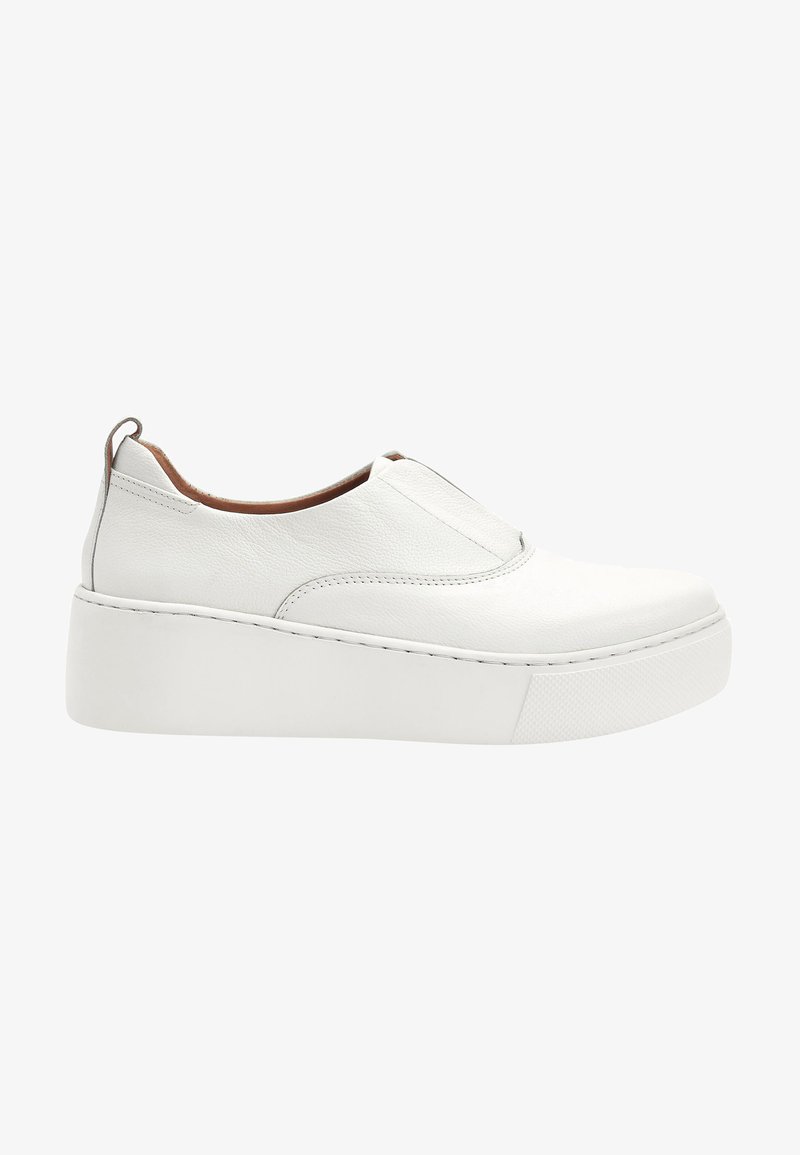 Witte lederen instap schoenen met een dikke witte plateauzool, voorzien van subtiele stiksels en een zachte textuur. Strak, minimalistisch ontwerp.